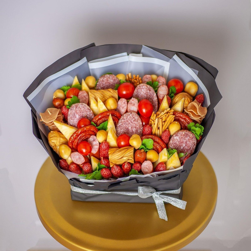 Sdobnyj-buket-278.-Buket-dlya-muzhchiny-iz-kolbasy-syra-i-cherri-v-konverte.jpg